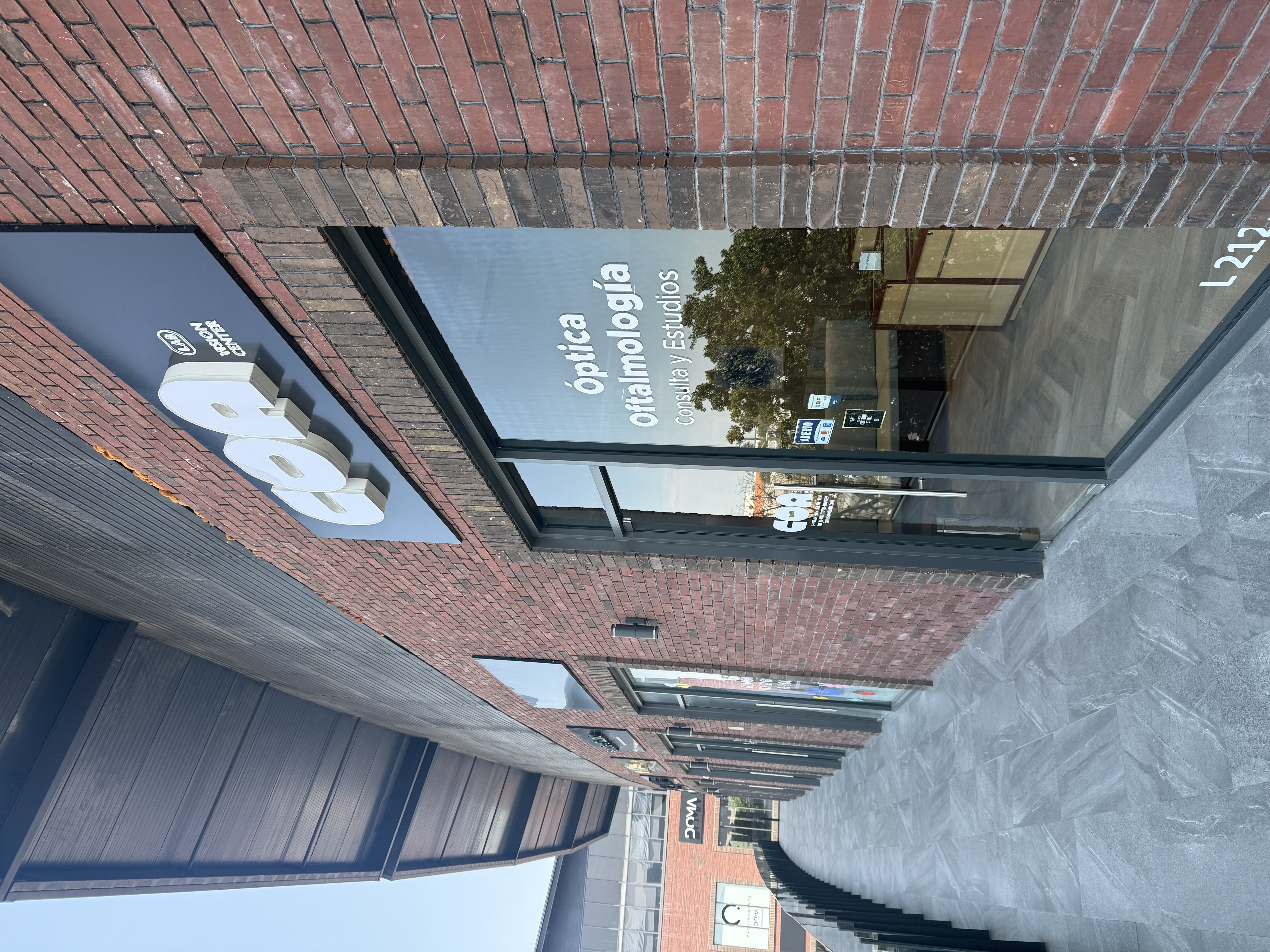 Fachada de COA Lab Vision Center en Plaza Proeza